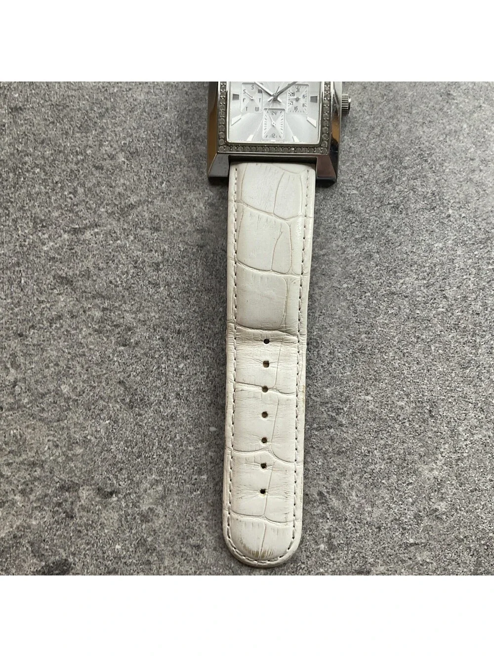 Guess Timeless Elle Beauty 2004 Watch 38mm Silver Tone Case White Leather Band Q